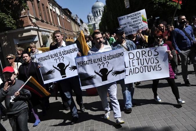 Protestu reikalauta D.Kedžio dukrą atiduoti į neutralią aplinką