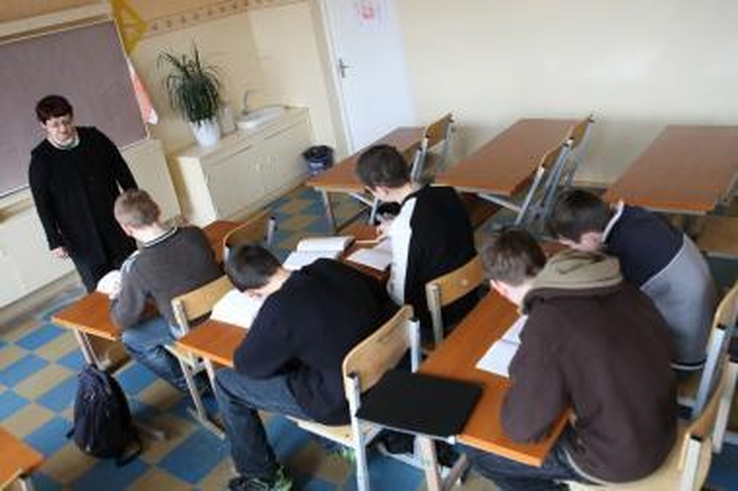 Mokyklų ar darželių vadovai negali būti ir mokytojais (papildyta)