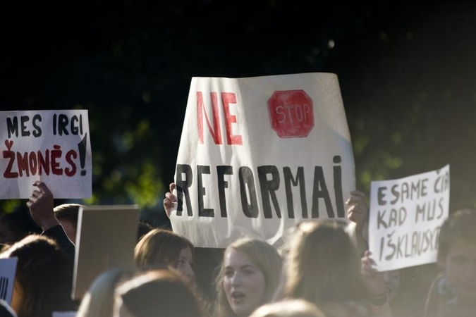 Valdininkai medžioja be leidimo mitingavusius moksleivius