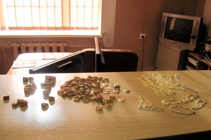 Romų tautybės asmenys siūlė juvelyrinius dirbinius mainyti į degalus