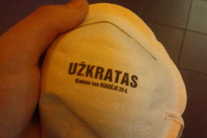 Kino teatre apsilankiusiems žiūrovams veidus teko slėpti po kaukėmis