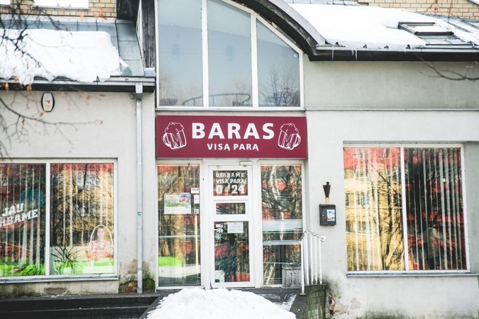 Plėšikas uždarė pardavėją į sandėliuką, bet ji pabėgo per langą