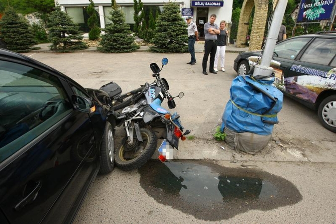 Jonavos gatvėje – automobilio ir motociklo avarija, sužeisti du žmonės