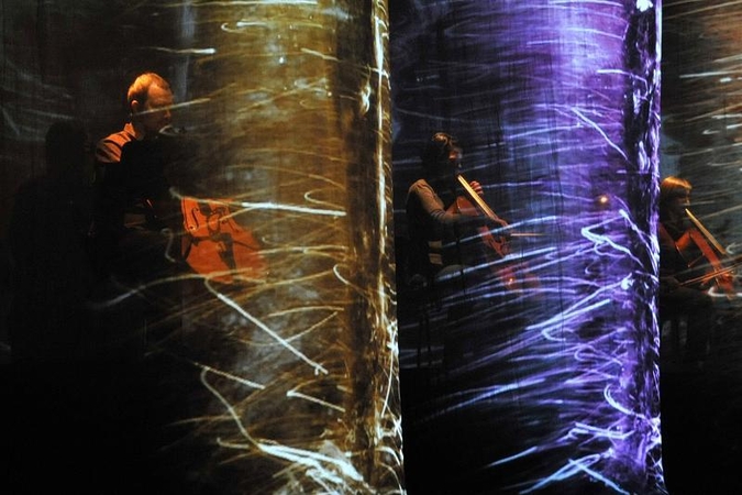 „Permainų muzika“: užburiantis garso, vaizdo, laiko ir erdvės teatras