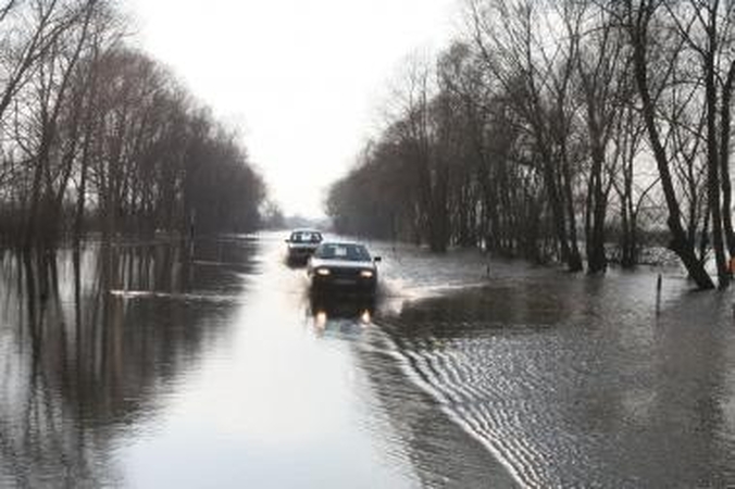 Šilutės r. apsemtais keliais draudžiamas eismas 