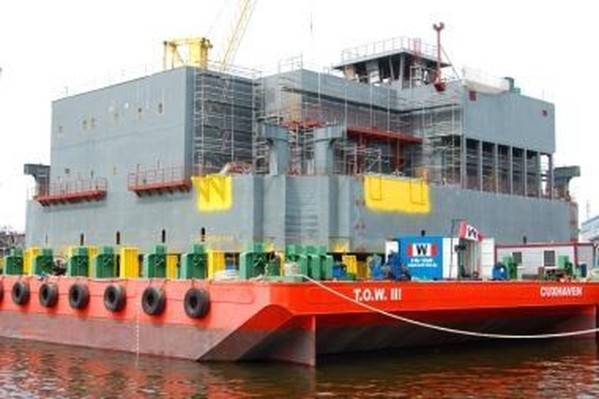 Ant baržos užkelta 3000 tonų sverianti platforma