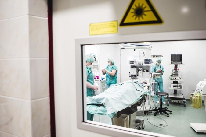 Sau į galvą šovęs kretingiškis komos būsenos pristatytas į ligoninę