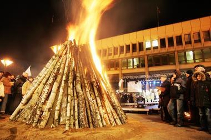 Vilniuje suliepsnos 16-a simbolinių laužų