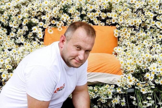 Naujas rekordininko pasiekimas – sofa iš 10 000 ramunių