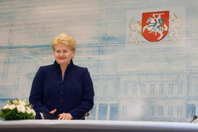 D.Grybauskaitė: atlyginimus kelti jau galima, tik atsargiai
