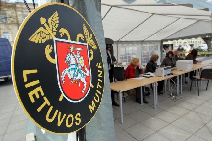 Įtariamiems muitininkams siūloma laikinai neskirti valstybinių pensijų
