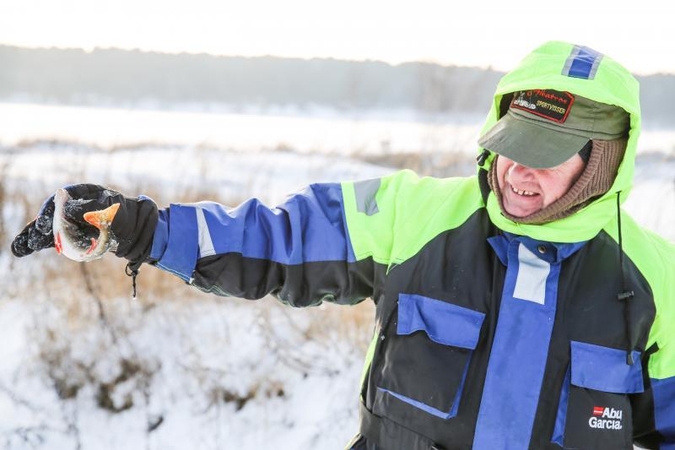Ant Lampėdžių ežero ledo žvejai nepaiso pavojaus