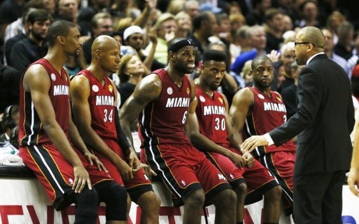 NBA finalas: titulą ginantys „Heat“ su L. Jamesu vėl parklupdyti