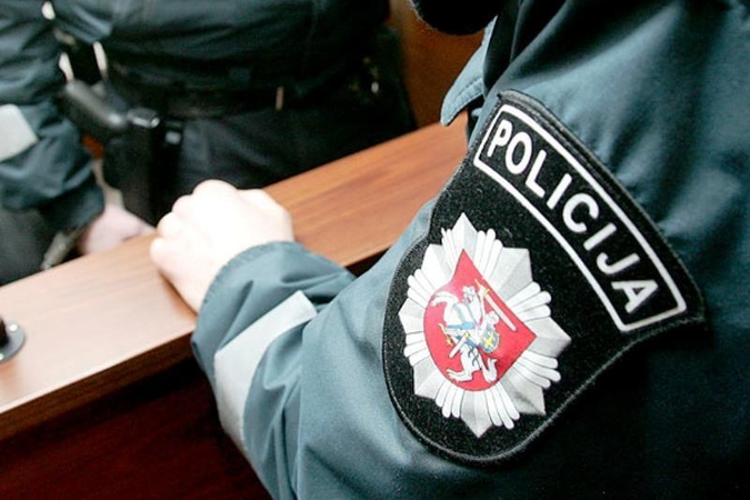Telšiuose automobilio keleivis buteliu trenkė policininkui į galvą