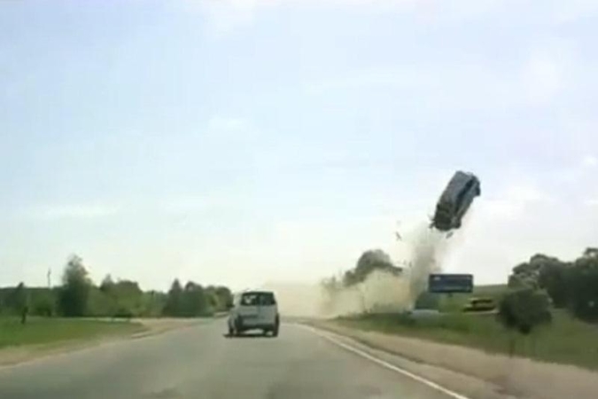 Tragiškai pasibaigęs automobilio skrydis
