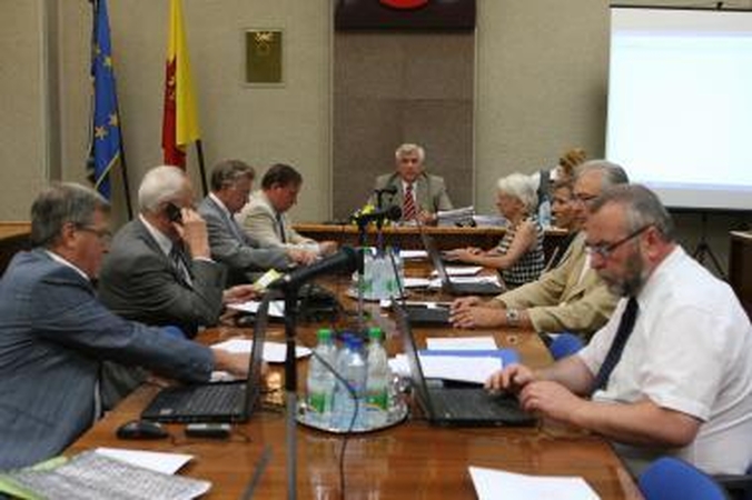 Klaipėdos politikai trečdaliu susimažino išmokas 