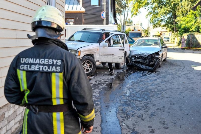 Kaune automobilis rėžėsi į namą, pėsčiasis per stebuklą liko gyvas