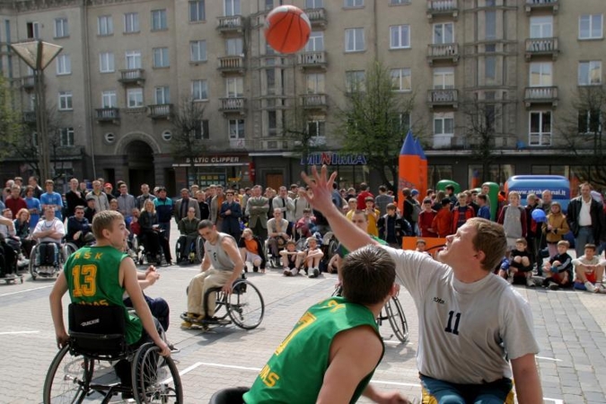 Neįgaliųjų krepšinio komanda įveikė latvijos sportininkus