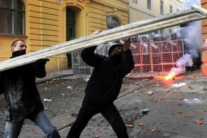 Per riaušes Kroatijos sostinėje nukentėjo 33 žmonės