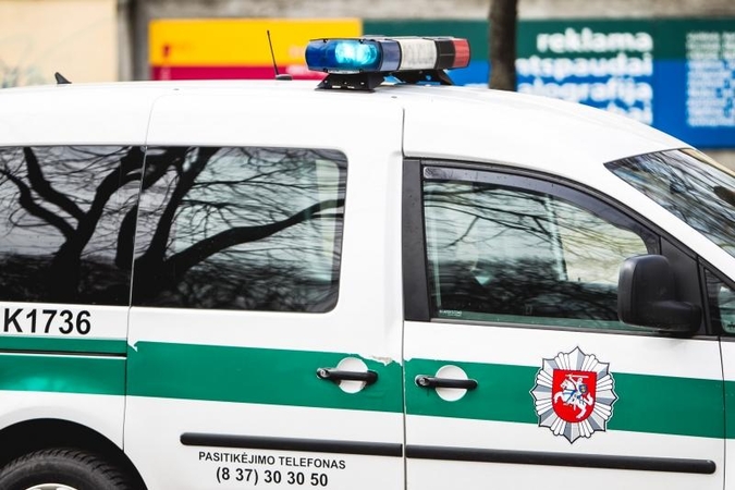 Chuliganai užpuldinėjo žmones ir laipiojo per automobilius