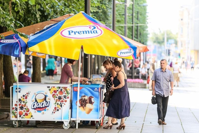 Pirkėjų pasigendančios ledų pardavėjos ilgisi praėjusių laikų