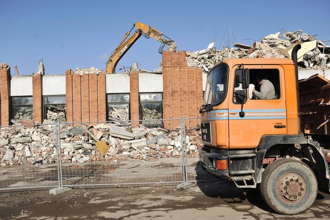 Buvęs gigantas šluojamas nuo žemės paviršiaus   