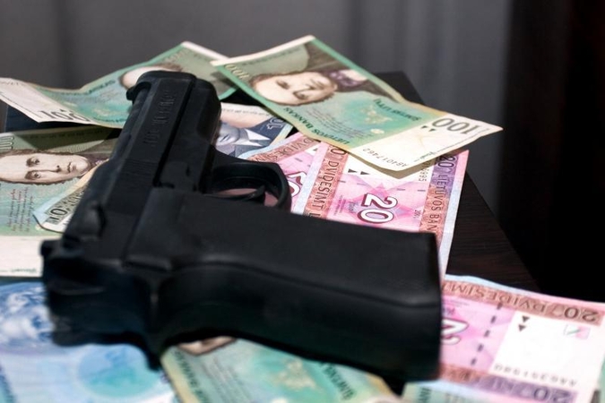 Bomba rinkimų išvakarėse: pagrobti 17 mln. litų - partijai finansuoti