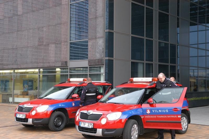 Viešosios tvarkos prižiūrėtojai įsigijo 2 automobilius ir elektrošokų