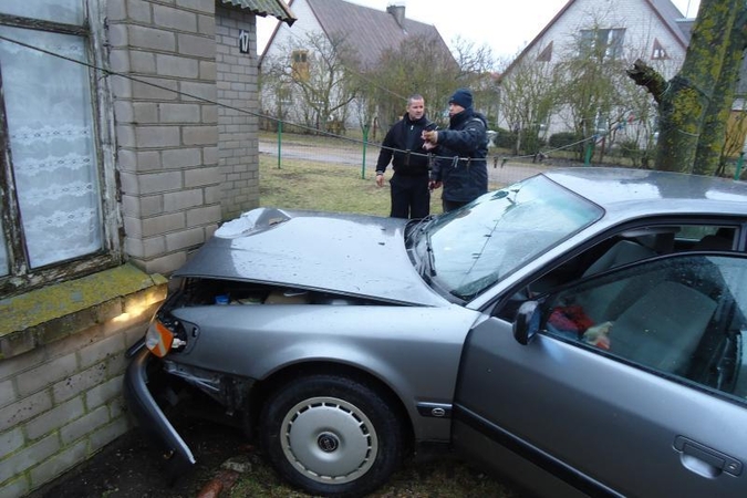 Įtarti girti automobilį vairavę policininkai siekia likti darbe