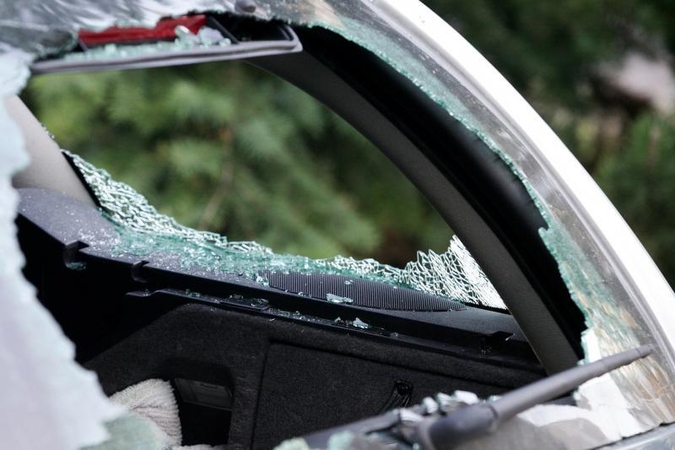 Nuniokoti du BMW automobiliai – vienas padegtas, kitas apvogtas 
