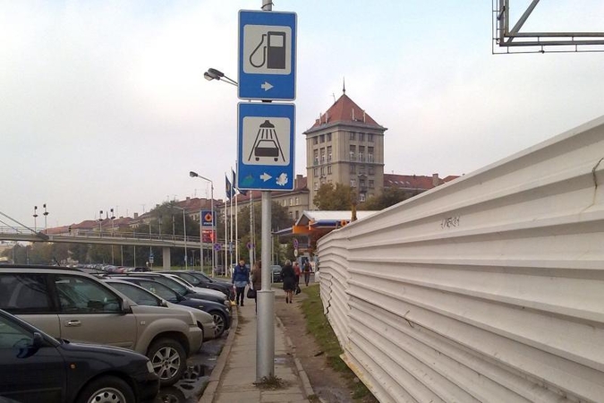 Šaligatviai – kelio ženklams, bet ne pėstiesiems?