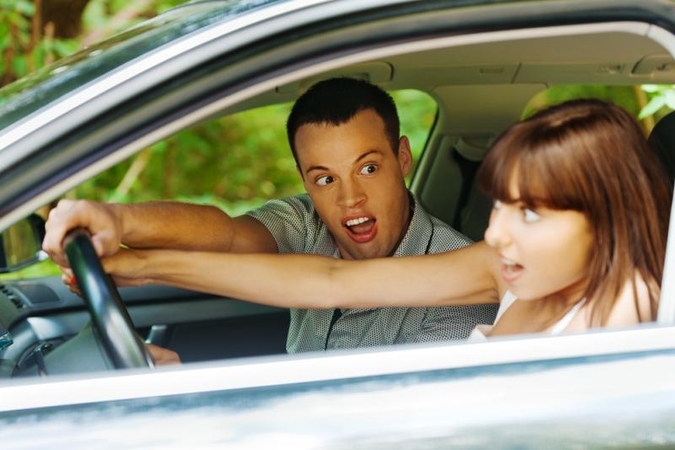 Moterys automobilį stato geriau už vyrus?