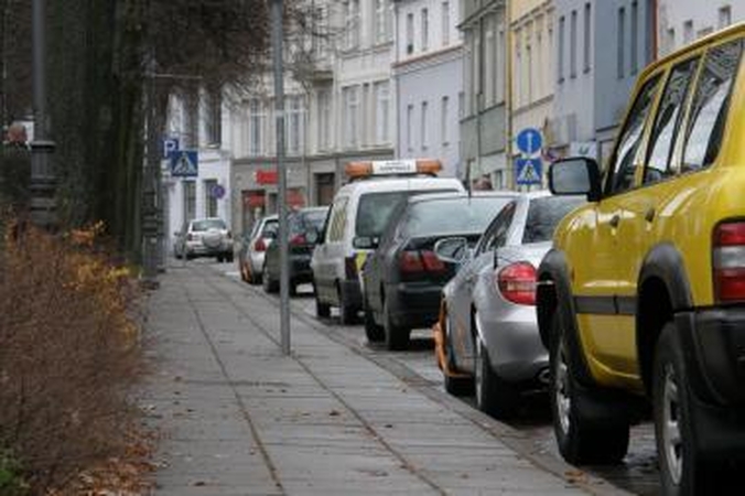 Mėlynojoje automobilių statymo zonoje jau renkamos baudos