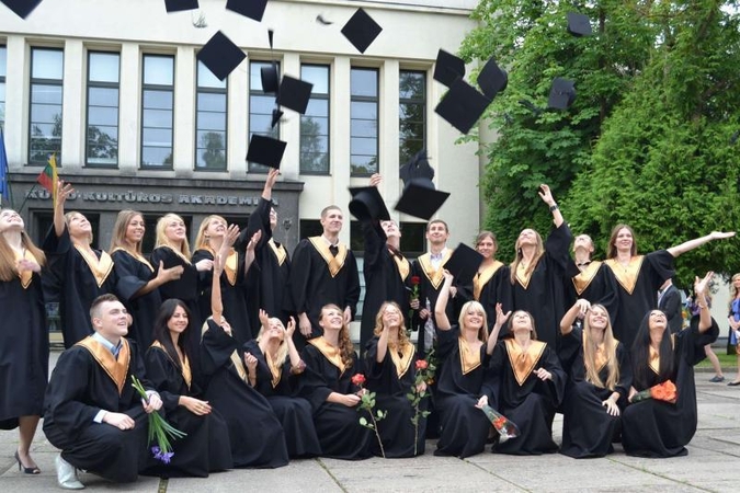 Lietuvos sporto universitete studijas baigė 570 studentų   