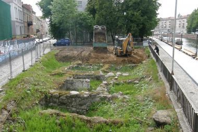 Pamatai prie Biržos tilto užverčiami žemėmis