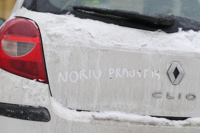 Vairuotojų dilema: žiemą plauti automobilį ar ne?