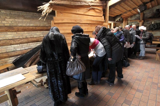 Norintys prekiauti Kaziuko mugėje prie leidimų laukė net pusdienį