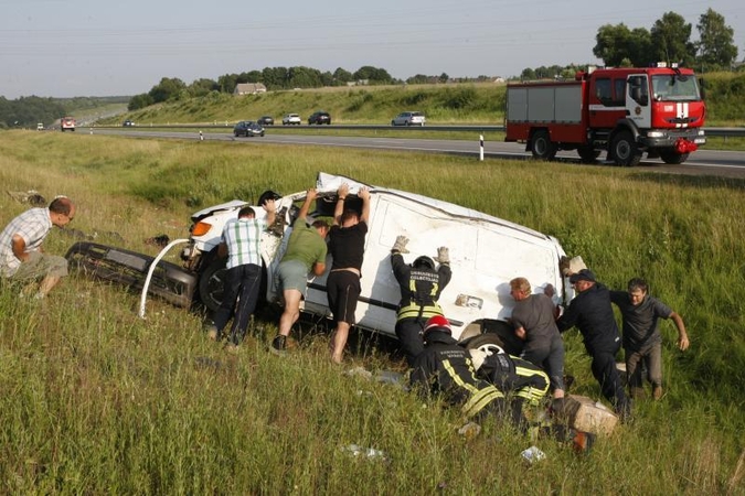 Autostradoje nuo kelio nuskriejo krovininis autobusiukas 