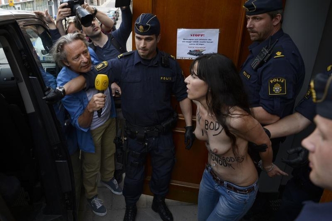 „Femen“ protestuotojos apnuogino krūtis Stokholmo mečetėje (foto)
