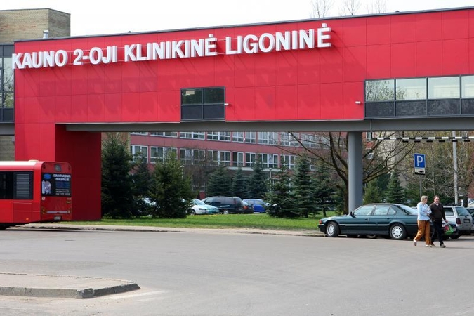 Kauno ligoninę sukrėtė nauja nelaimė – per balkoną iškrito pacientė