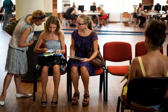 Į studijų patvirtinimą – ir su ramentais, ir su tėvais