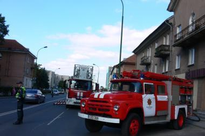 Klaipėdos daugiabučio namo pastogėje liepsnojo šlamštas