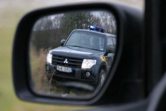 Automobilių veidrodėlių vagis pasipriešino pareigūnams