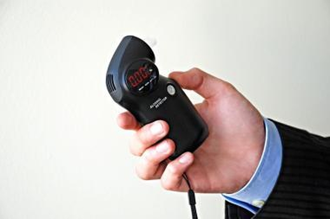 Ar galima sėsti prie automobilio, atsakyti padės asmeninis alkotesteris