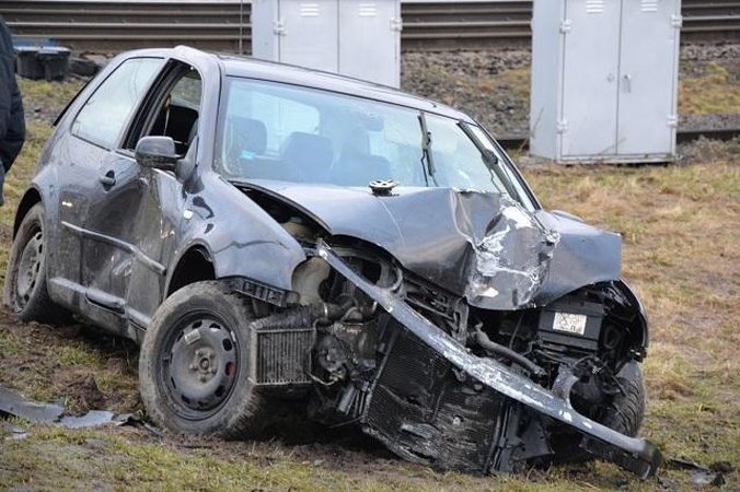 Girtas vairuotojas prie Neveronių geležinkelio pervažos nuvertė stulpą