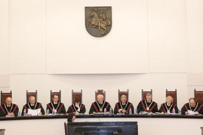 KT ėmėsi nagrinėti apkaltas parlamentarams A.Sacharukui bei L.Karaliui