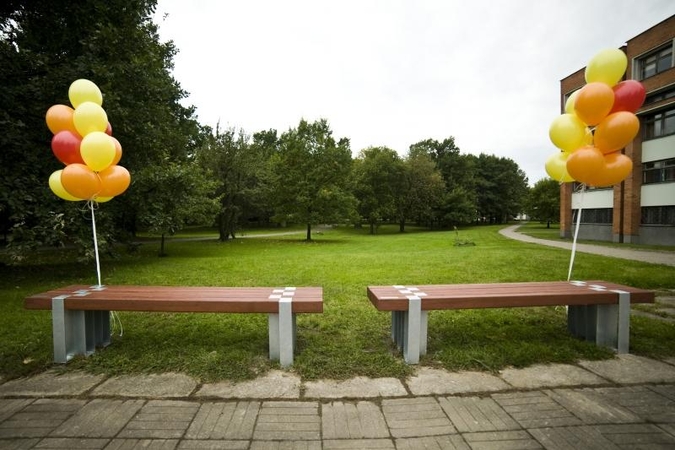 Mažajame ąžuolyne įsimylėjėliai burkuos ant naujų suoliukų 