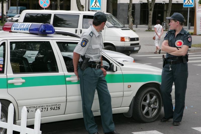 Už policijos pareigūnų papirkimą - baudos ir viešieji darbai