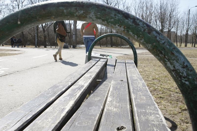 Po vaišių ant suoliuko parke klaipėdietė pasigedo vertybių