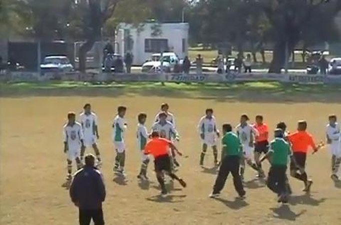 Argentinoje futbolo teisėjas spruko nuo žaidėjų